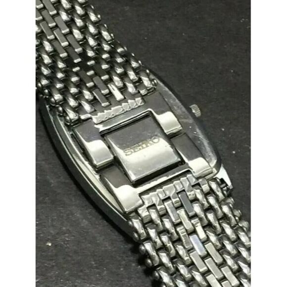 Vintage Style Seiko Quartz Mens Silver Watch & Green accents W/ Metal Strap - Picture 7 of 7